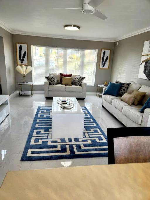 Вилла Brand New Luxurious Townhouse In Негрил Экстерьер фото