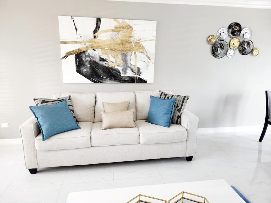 Вилла Brand New Luxurious Townhouse In Негрил Экстерьер фото