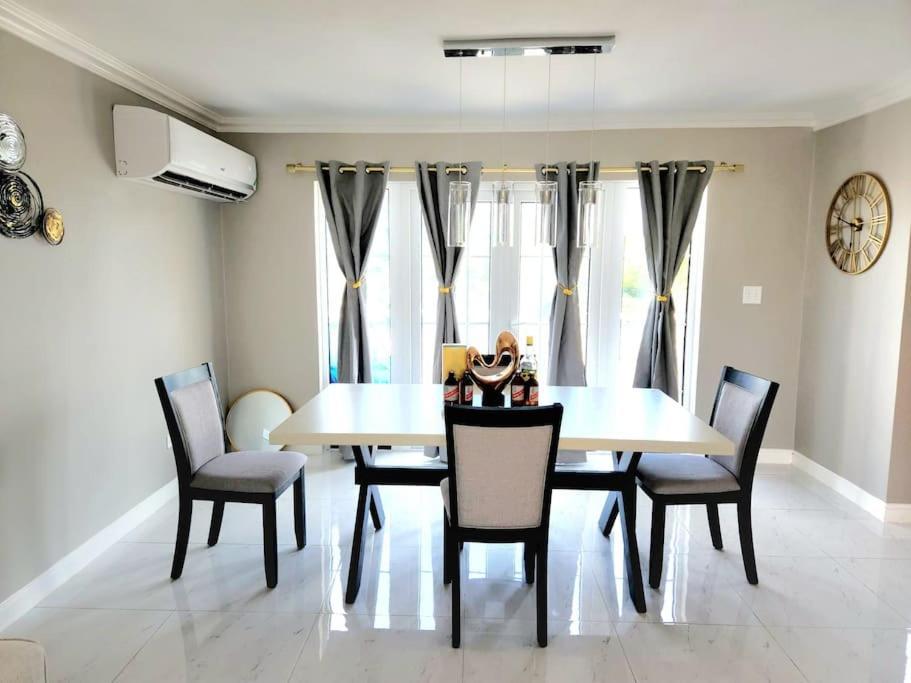 Вилла Brand New Luxurious Townhouse In Негрил Экстерьер фото