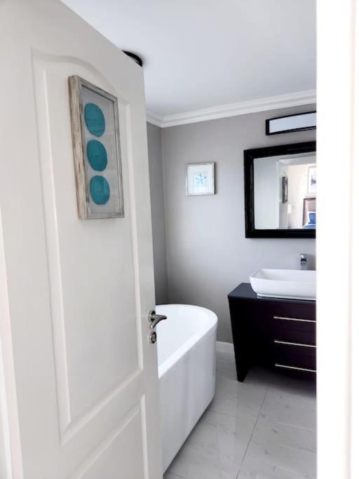 Вилла Brand New Luxurious Townhouse In Негрил Экстерьер фото